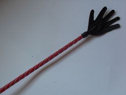 Короткий красный плетеный стек с наконечником-ладошкой - 70 см. Подиум Р1921Б с доставкой 