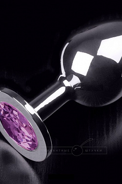 Большая серебристая анальная пробка с круглым кончиком и ярким фиолетовым кристаллом - 9 см. Пикантные штучки DPRLS252PUR с доставкой 