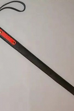 Узкий чёрный спанкер с красной кожей на рукояти Подиум Р1607 с доставкой 