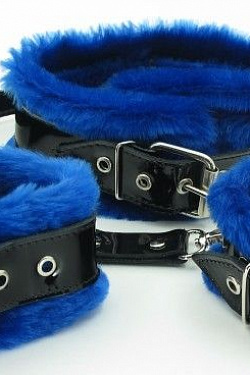 Набор из наручников и ошейника с синим мехом BDSM Light БДСМ арсенал 760003ars с доставкой 