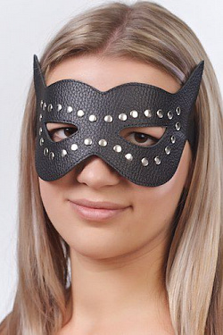 Чёрная кожаная маска с клёпками и прорезями для глаз Sitabella 3087-1 с доставкой 